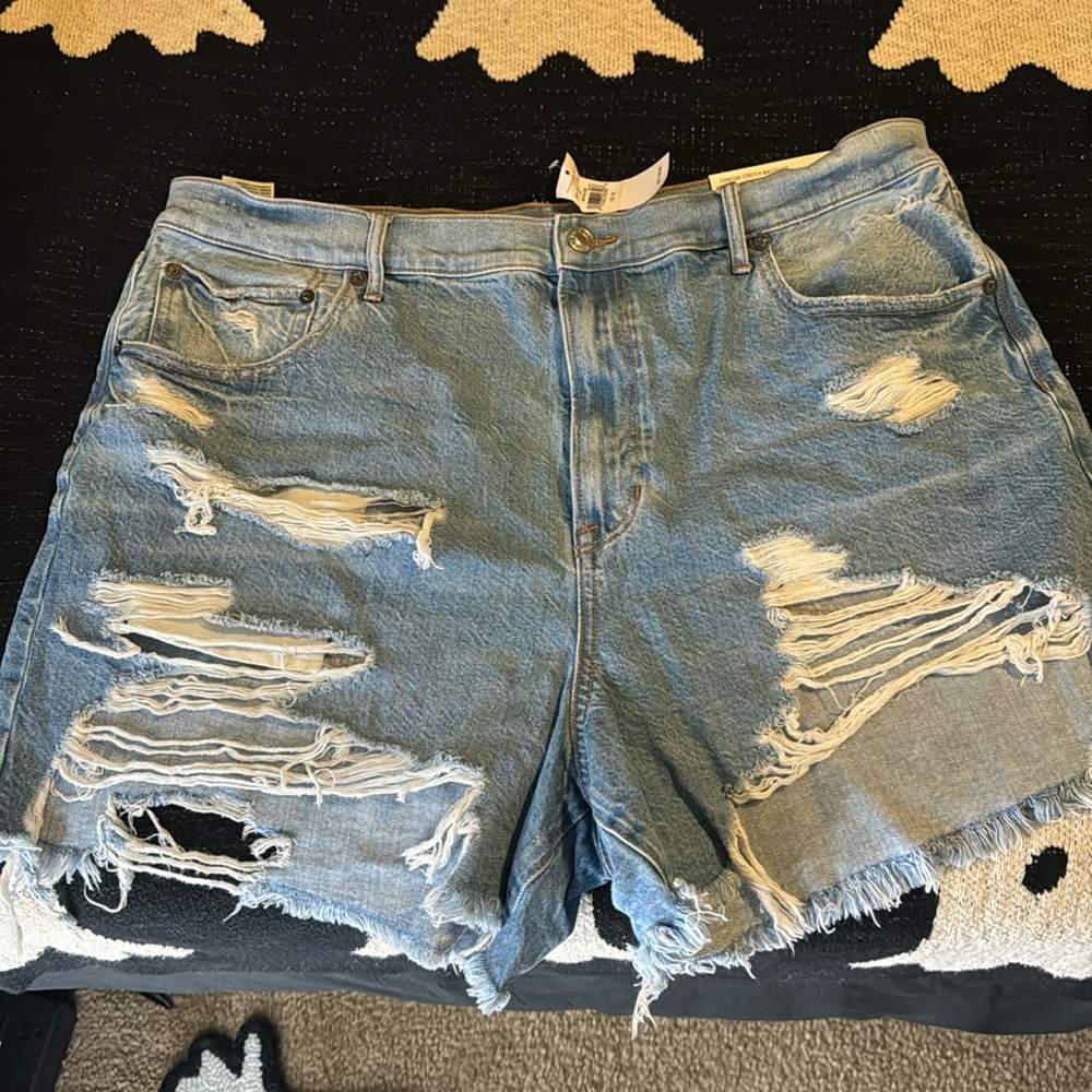 ~American Eagle- 90’s boyfriend short
